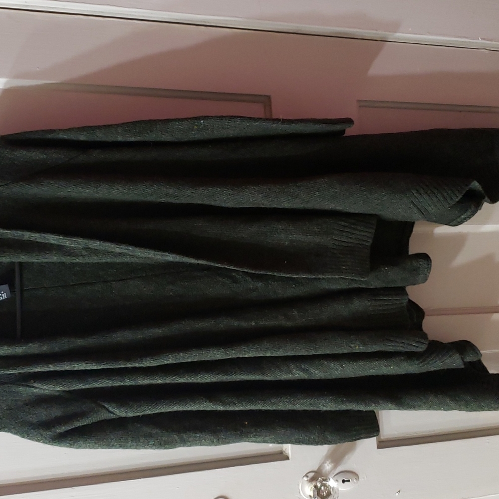 H&M sweater. Green, open front